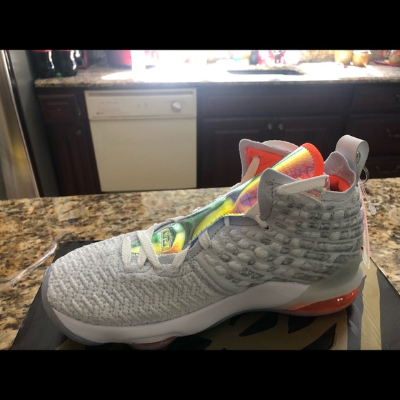 Brand new Lebron XVII LMTD - Picture 4 of 6